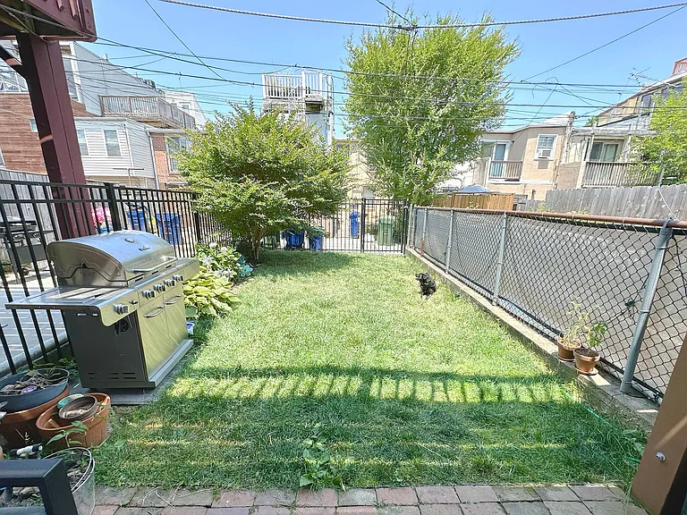 410 E Cross St — Photo 7