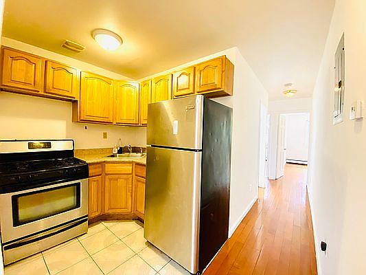4th image of 71 Clermont Ave #2F