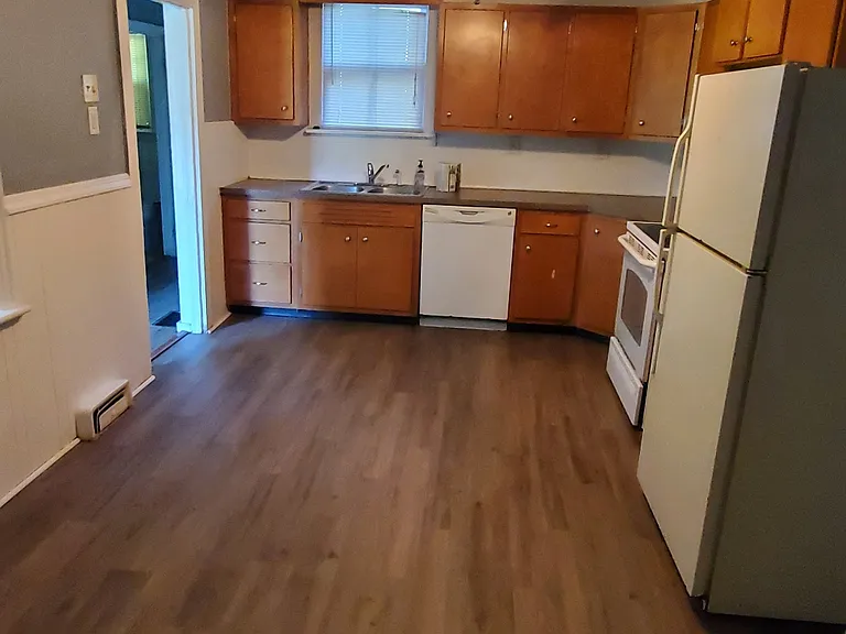 23 Dewey St — Photo 3