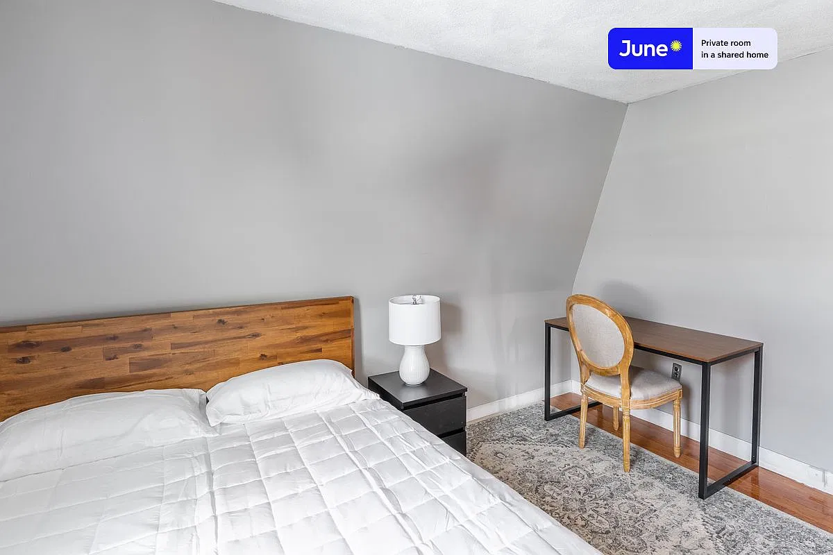 Queen bedroom in 6 bed/1.5 bath home in Somerville #1578 F — Photo 3