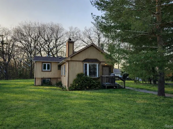 15122 Ripple Dr, Linden, MI 48451