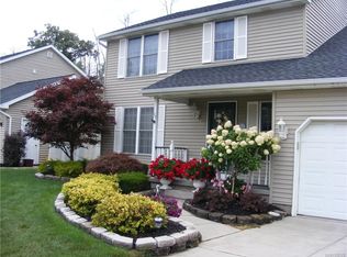 104 Newberry Ln, Lancaster, NY