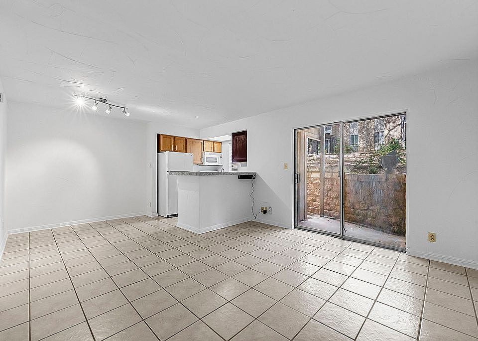 Open concept living/kitchen