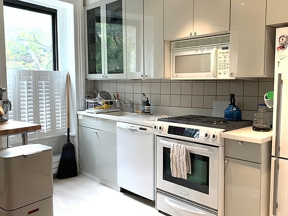 3rd image of 413 Sackett St #3