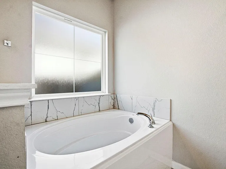 1318 Kingsgate Dr — Photo 24