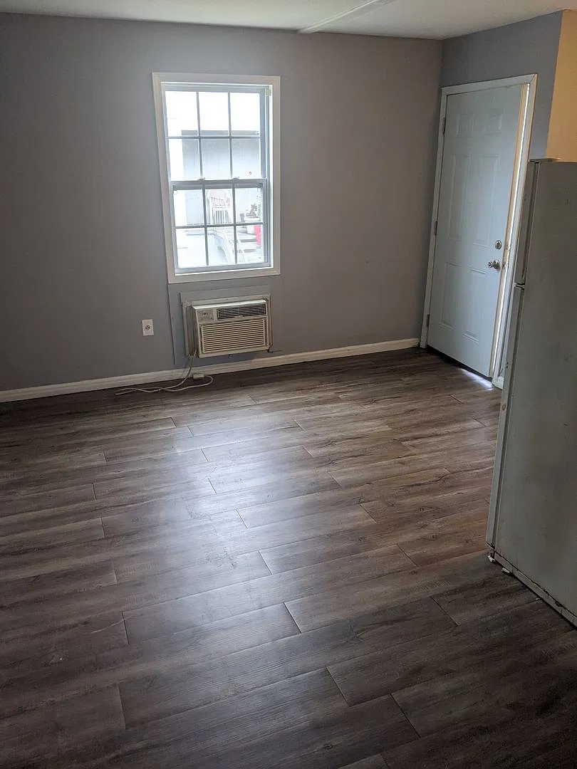 Colonial Apartments — Photo 3