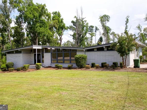 96 N Gill St, Hazlehurst, GA 31539