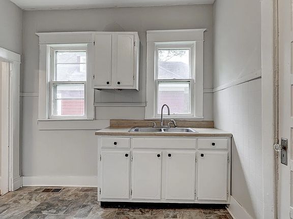 5th image of 220 N Jackson Ave