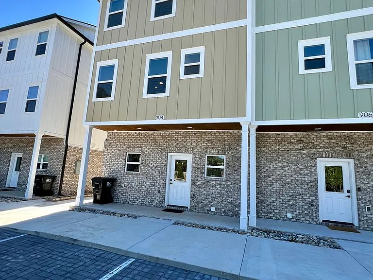 904 N Maple St — Photo 33