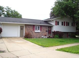 11 27th St NW, Cedar Rapids, IA 52405
