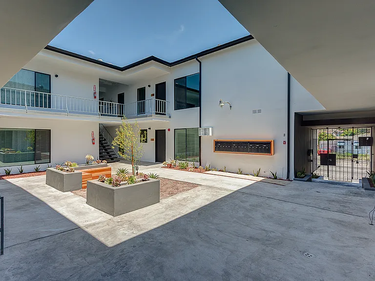 2827 S La Brea Ave #18 — Photo 11
