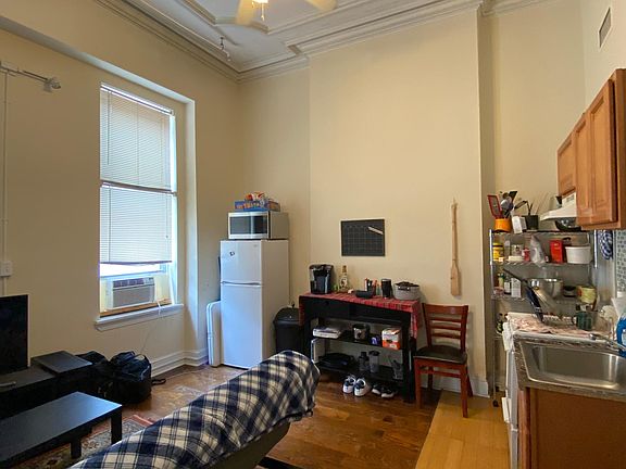4th image of 2123 Walnut St APT 3F