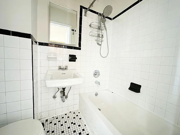 5th image of 953 Metropolitan Ave APT 2R