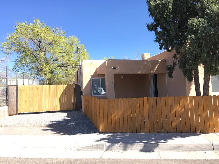 814 Edith Blvd NE #1 — Photo 1