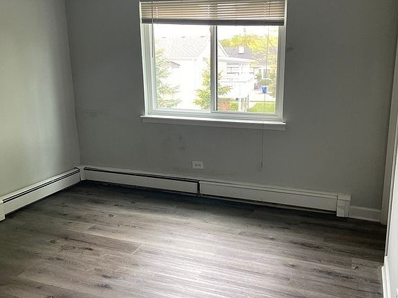 5th image of 1185 Surrey Dr APT 1W