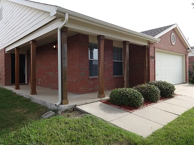 3 bed, 2.0 bath, 1378 sqft, $2,095 — Photo 2
