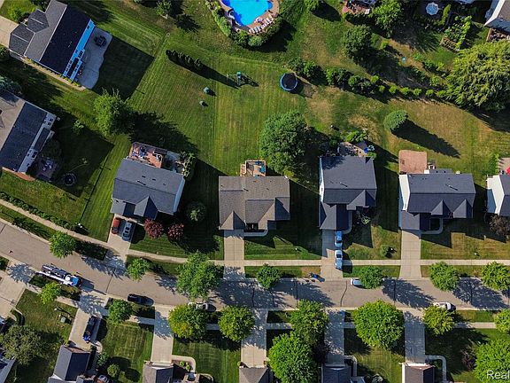 3rd image of 934 Running Brook Dr