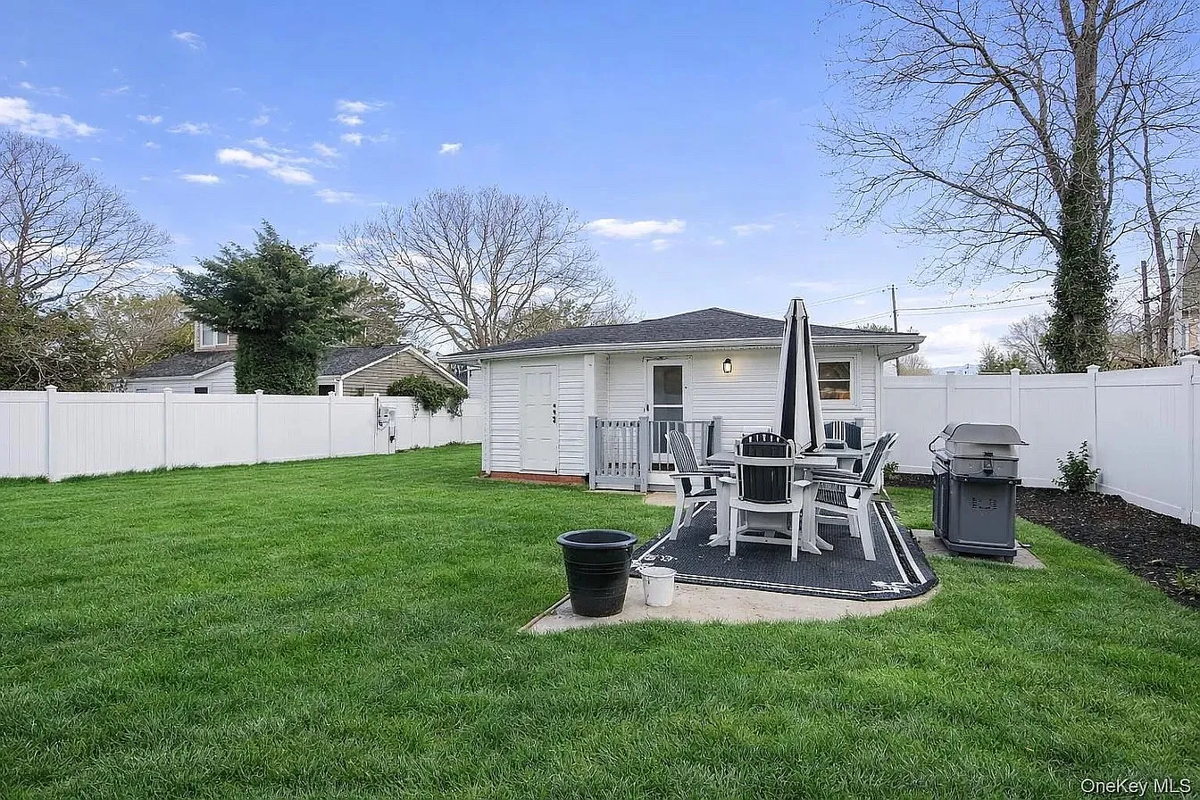 Westminster Dr, Shirley — Photo 2