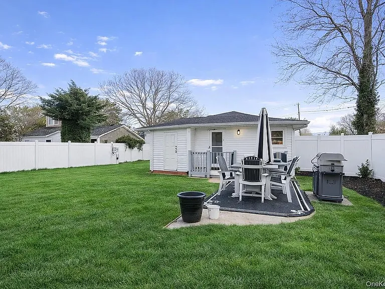 67 Westminster Dr — Photo 2