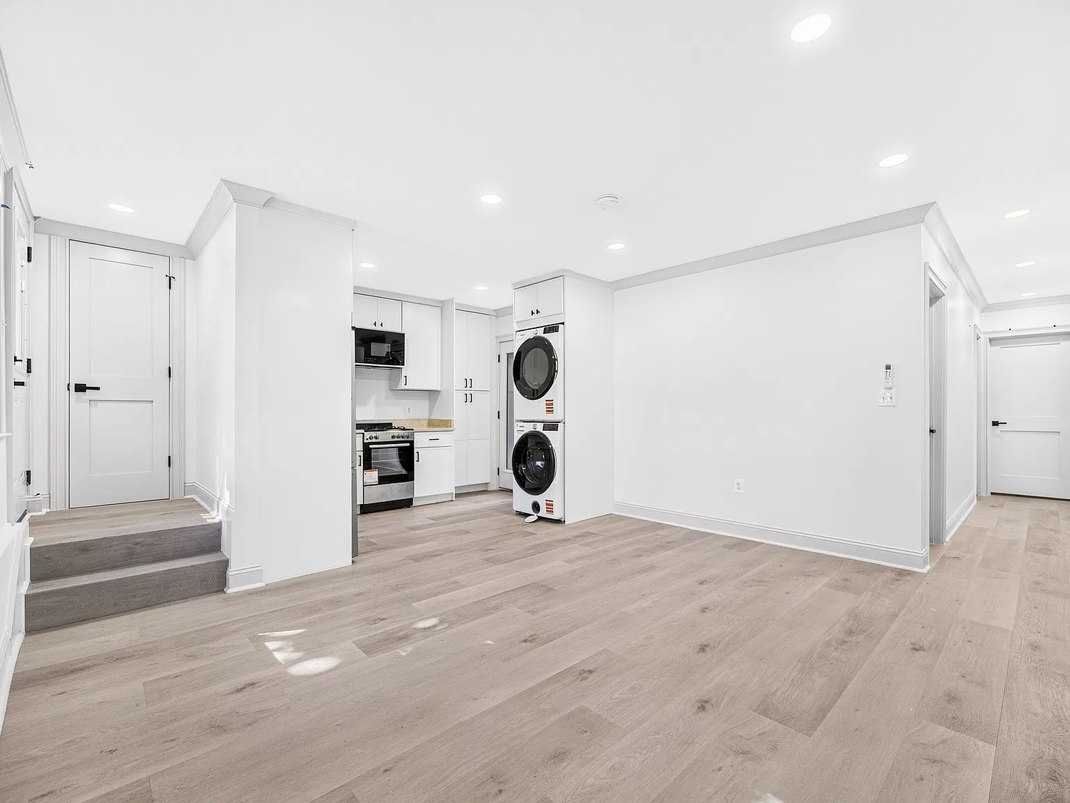 2 bed, 650 sqft, $3,700 — Photo 3