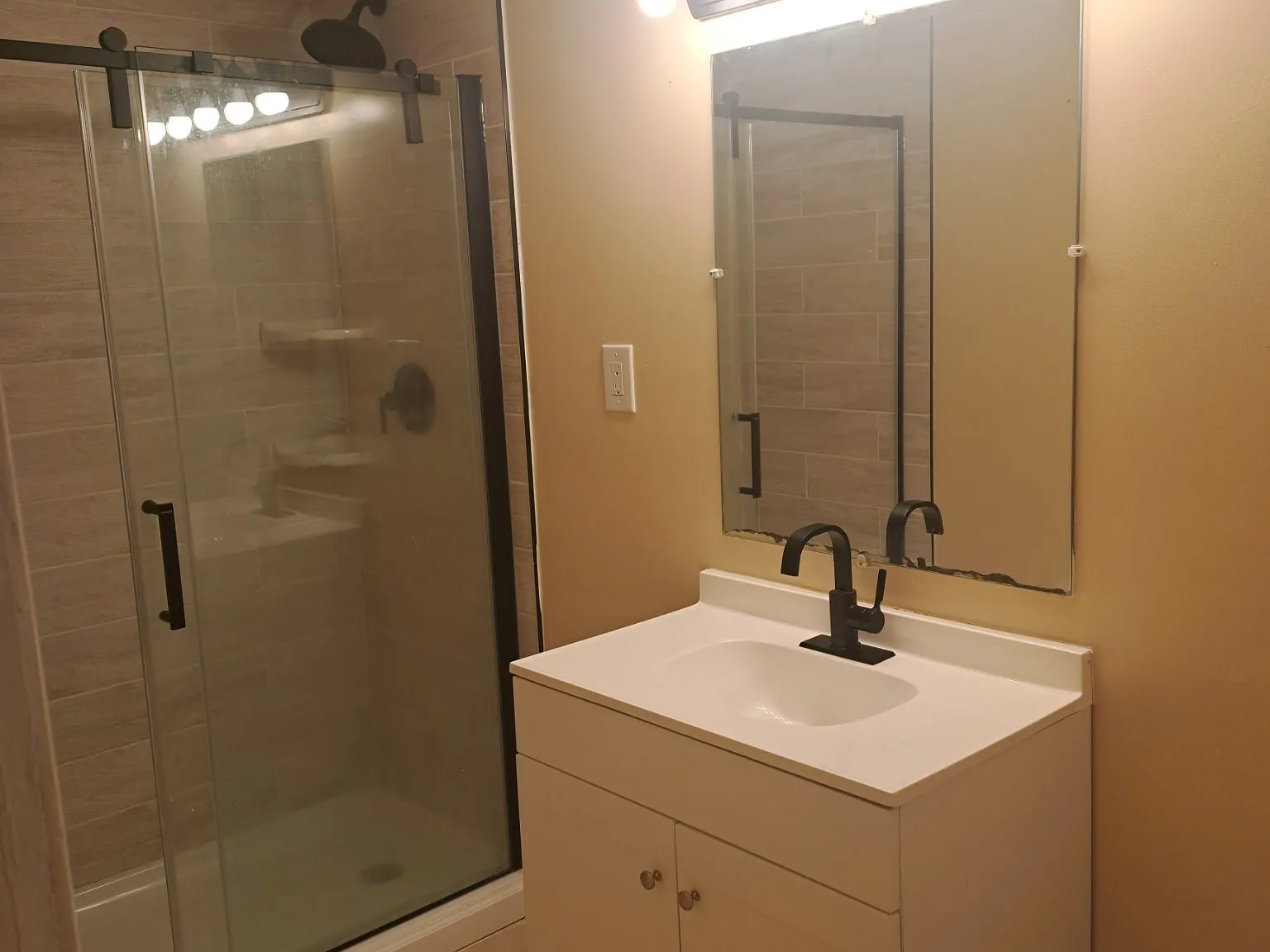 2 bed, 900 sqft, $1,400 — Photo 2