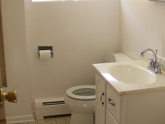 5th image of 140 Douglas Ave APT 1B