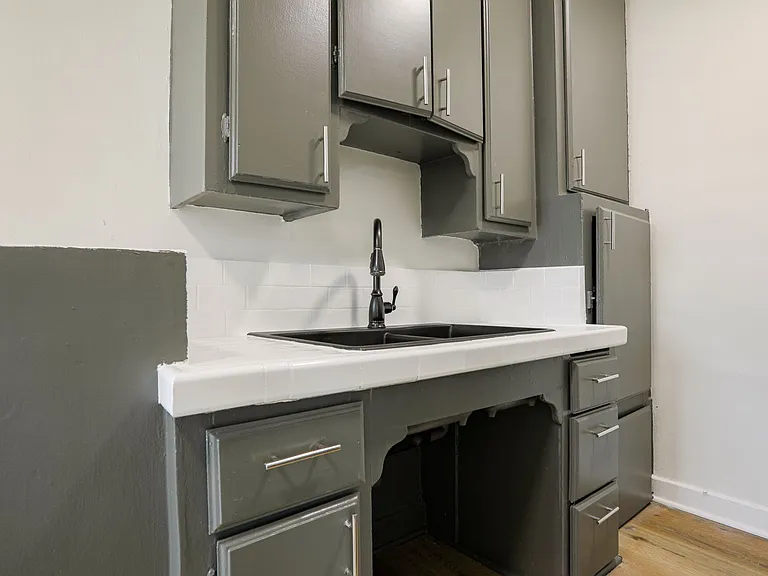 Catalina Apartments — Photo 10