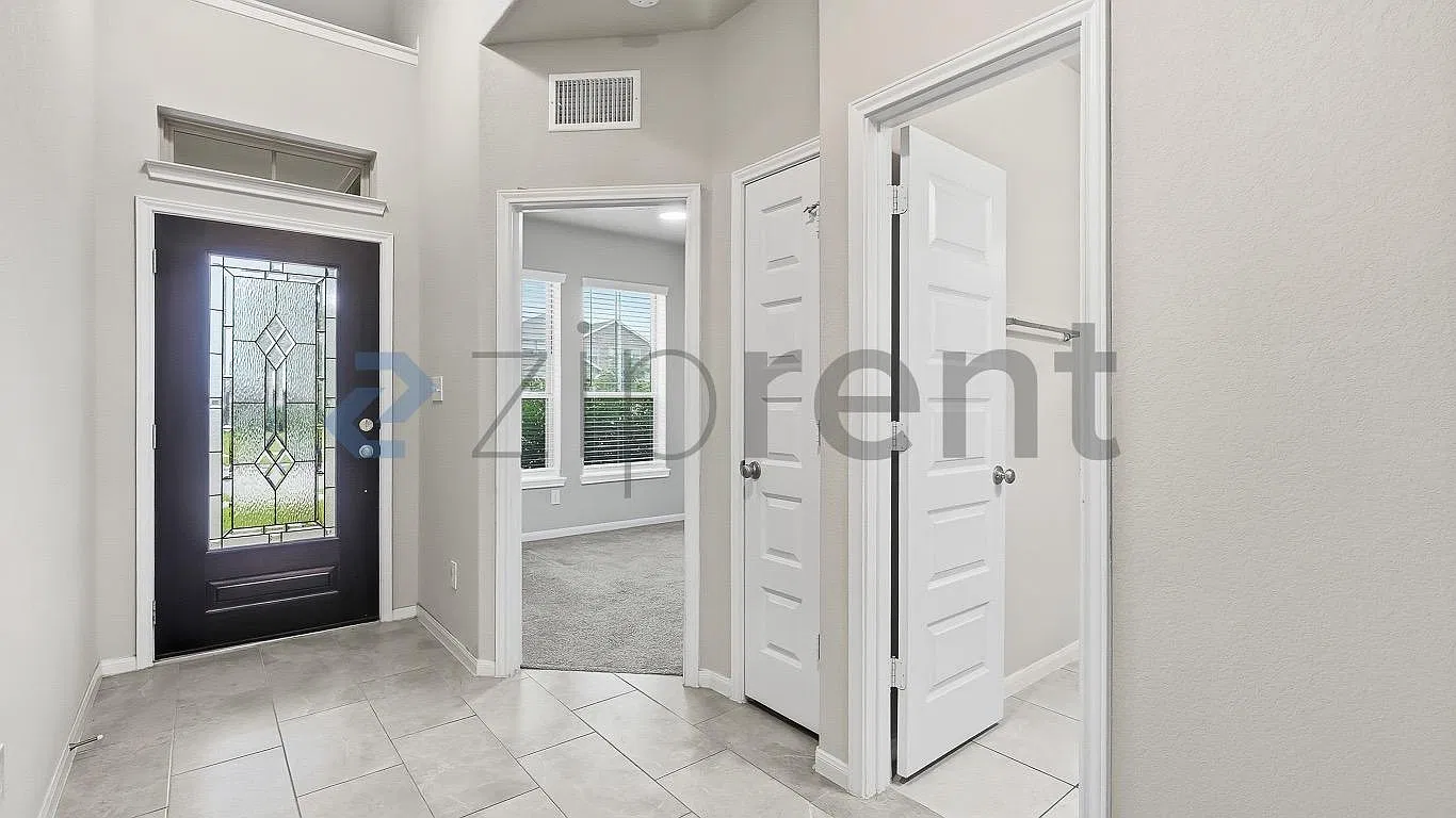 5 bed, 2300 sqft, $3,100 — Photo 4