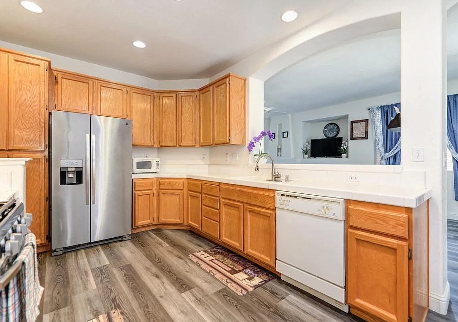 Cozy And Clean 3 Bed, 2 Bath, One Story With Spacious Backyard And Covered Porch — Photo 4