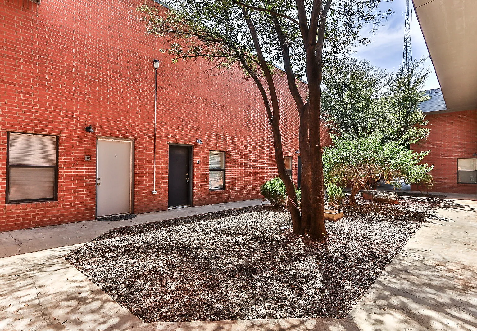 2 bed, 1.0 bath, 1335 sqft, $975 — Photo 1