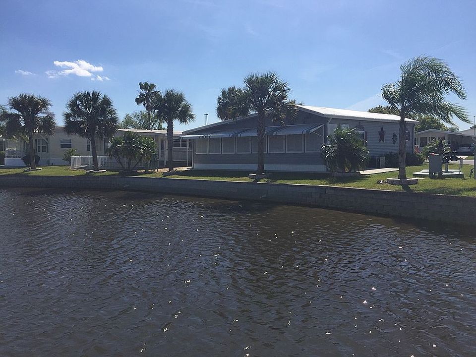 Beautiful corner lot ..water