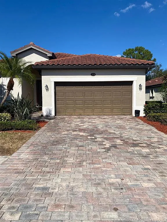 3 bed, 2.0 bath, 1684 sqft, $2,300 — Photo 1