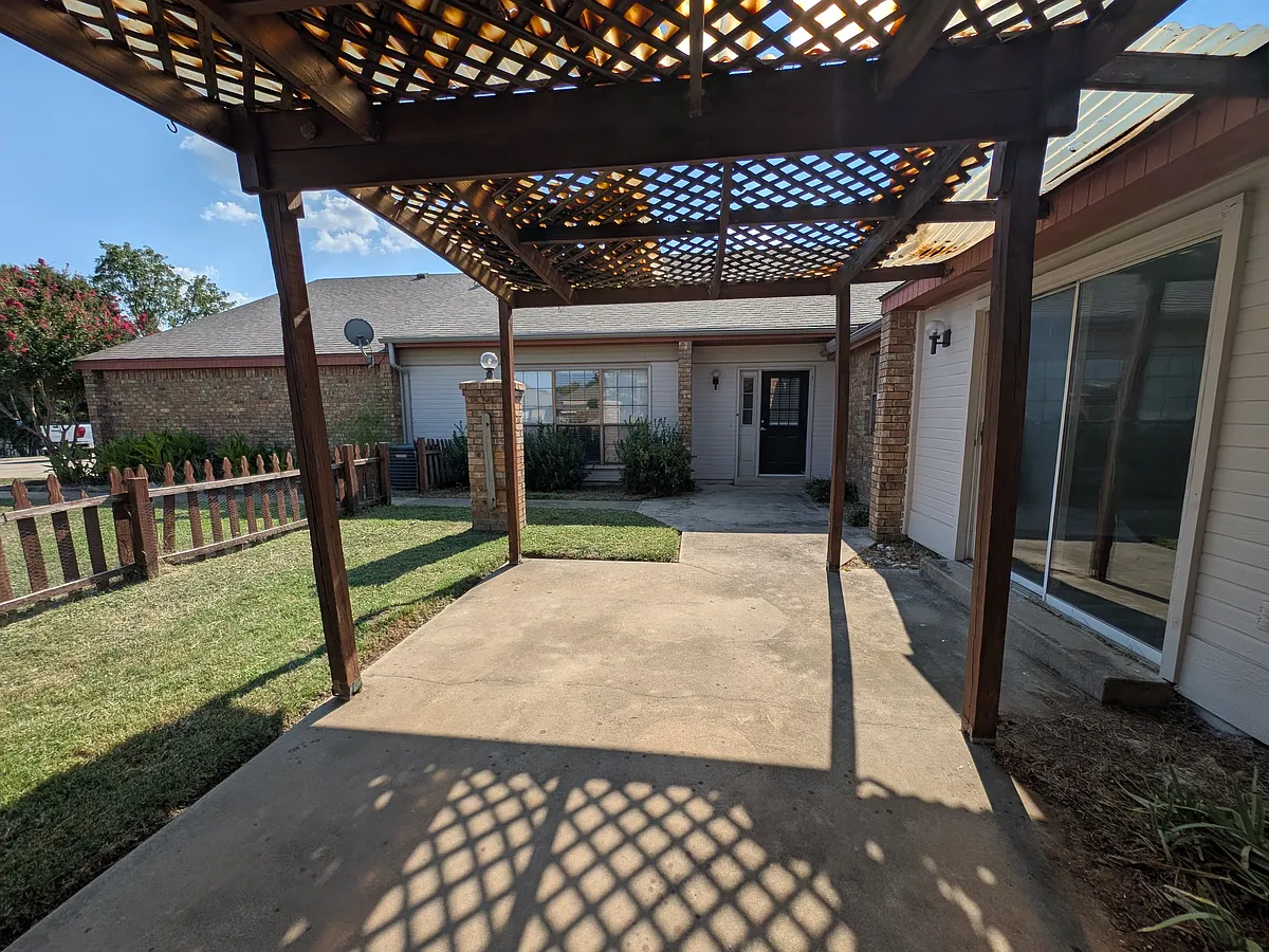 Primary Photo - 115 Meadowview Dr