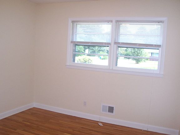 Middle Bedroom