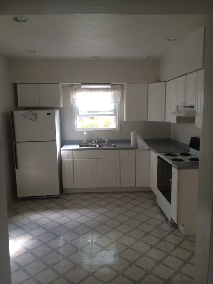 305 E Leo St photo 1