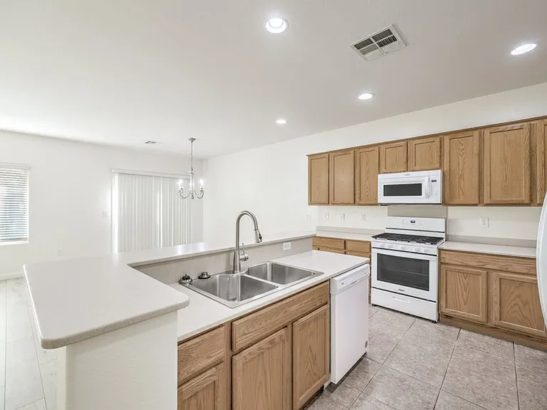 2103 Sawtooth Mountain Dr — Photo 6