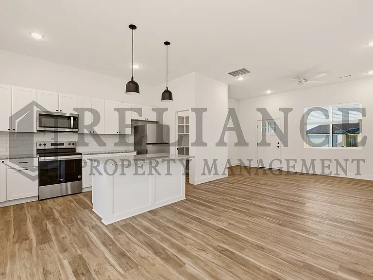 501 E Elmwood St — Photo 9