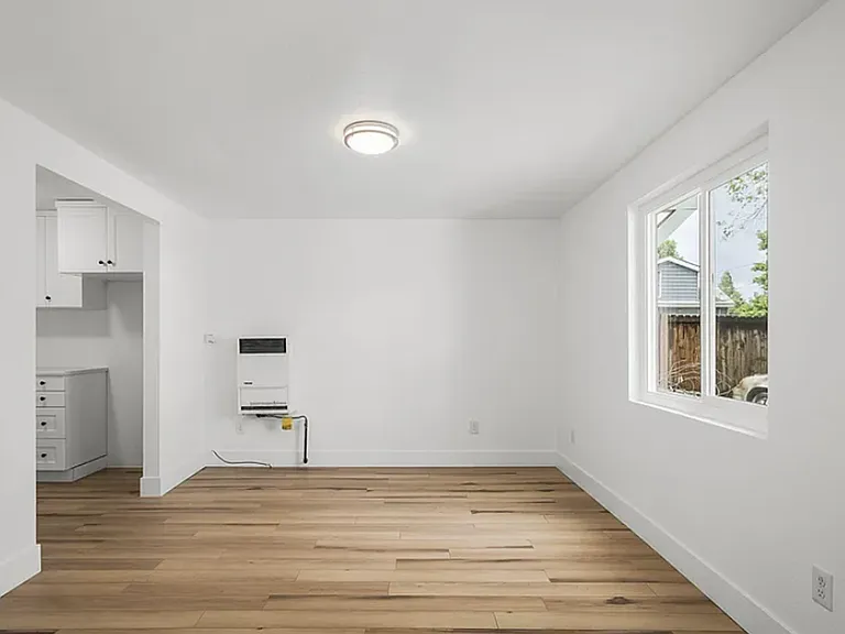 1037 1/2 Litch Ct — Photo 7