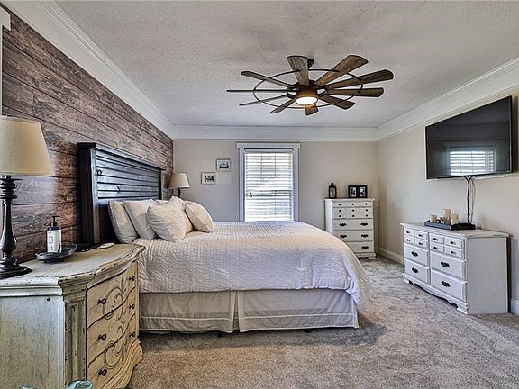3rd image of 301 SE Alger Dr