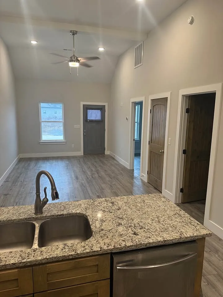 2 bed, 950 sqft, $1,500 — Photo 2
