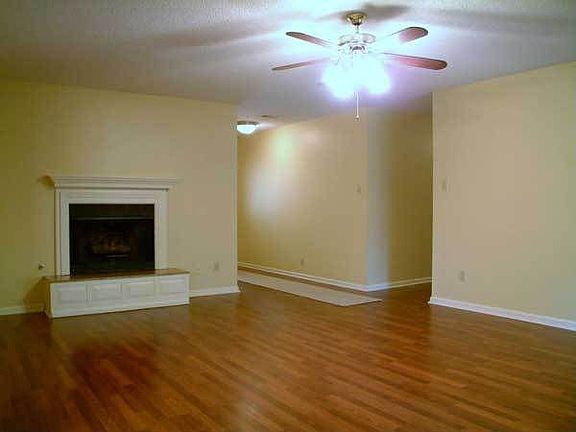 Living room w/fireplace