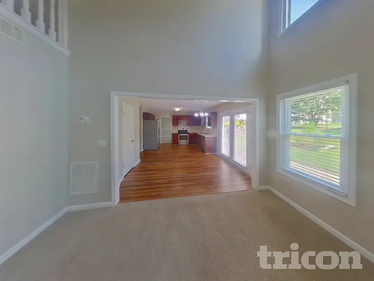 1916 Hillspring Ln — Photo 2