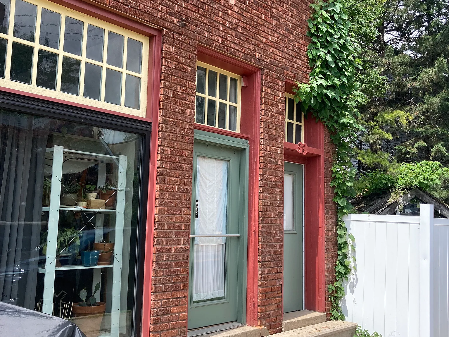 3 bed, 3000 sqft, $1,200 — Photo 1