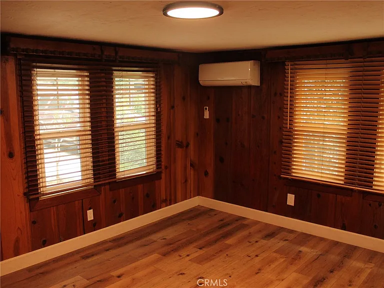 705 Brookside Ln — Photo 4