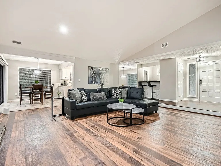 1040 Terramont Dr — Photo 9