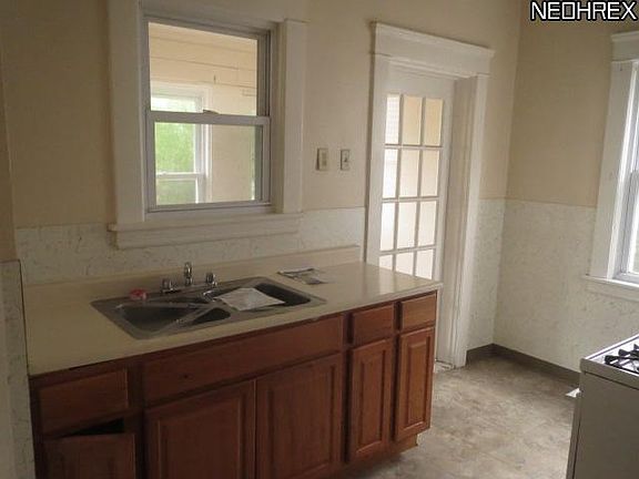 4th image of 10323 Bernard Ave