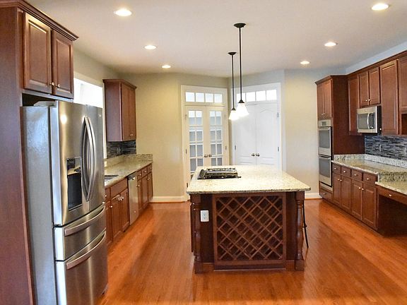Spacious Kitchen with Gas Cooking Cooktop/Large Island area!
