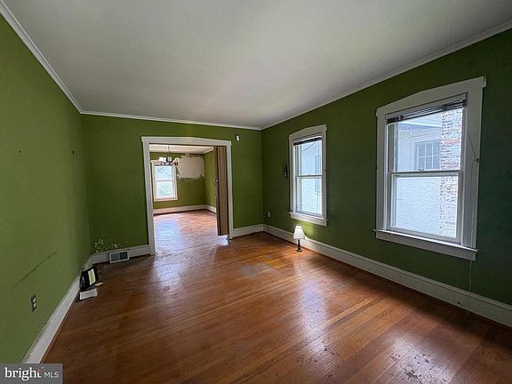5th image of 822 Merrick Ave