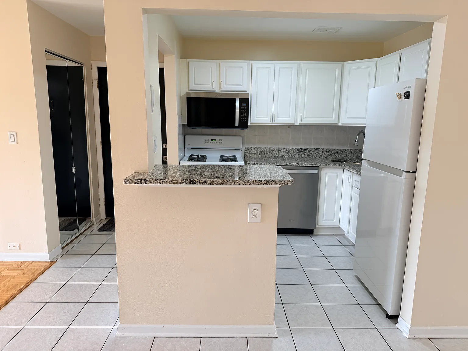 9S220 S Frontage Rd — Photo 4