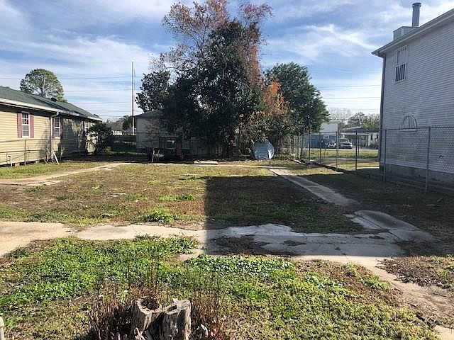 1st image of 301 Providence Ln